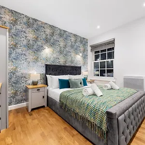 apt-modern-one-bed-sleeps-3-near-heathrow-windsor.brighton-hotels-england.com/